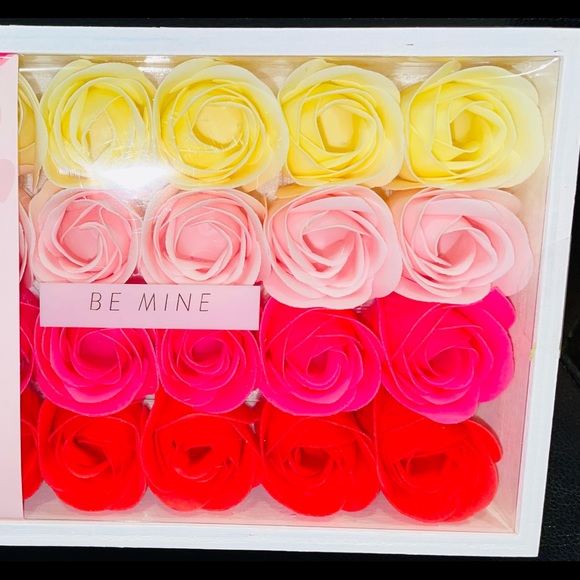 Valentine’s Day gift beauty concepts
SCENTED SOAP PETALS 24pc in wood box - Picture 3 of 6